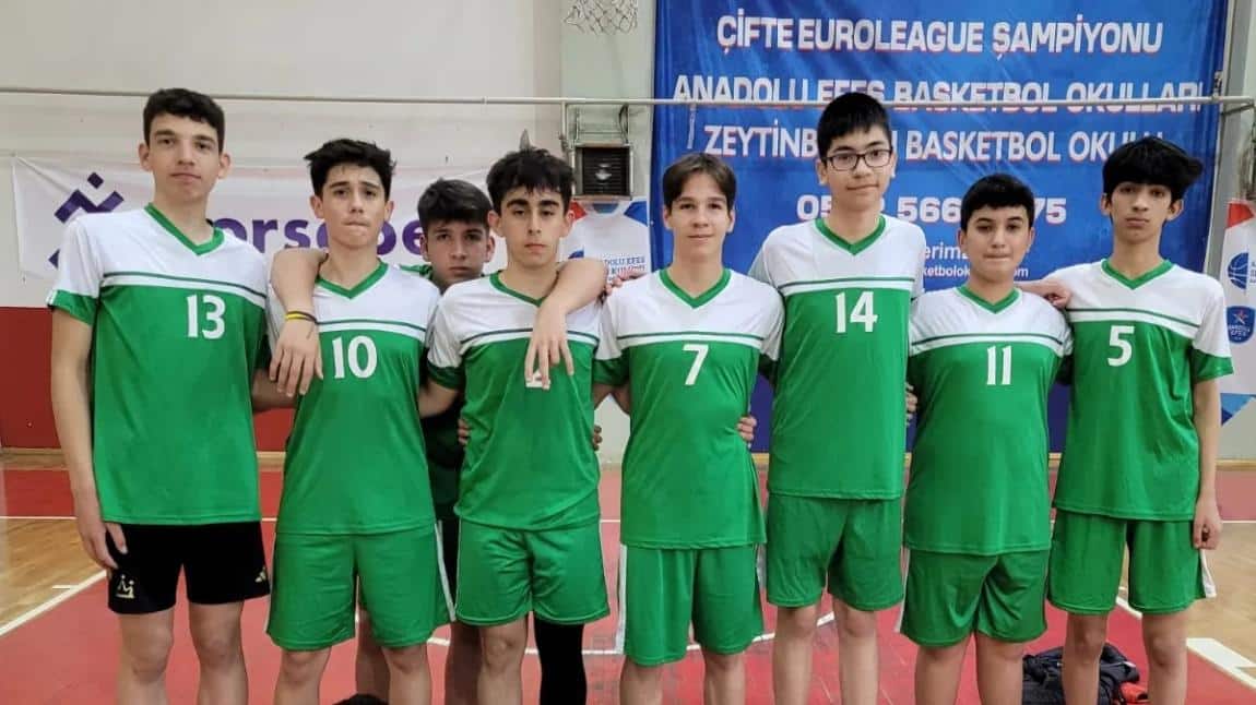 Zeytinburnu İlçe Spor Şenliklerinde okulumuz Yıldız Erkekler basketbol takımı rakibi Mavi Umut Ortaokulunu 46 - 36 mağlup etmiştir. Okul takımımıza başarılarının devamını dileriz. 