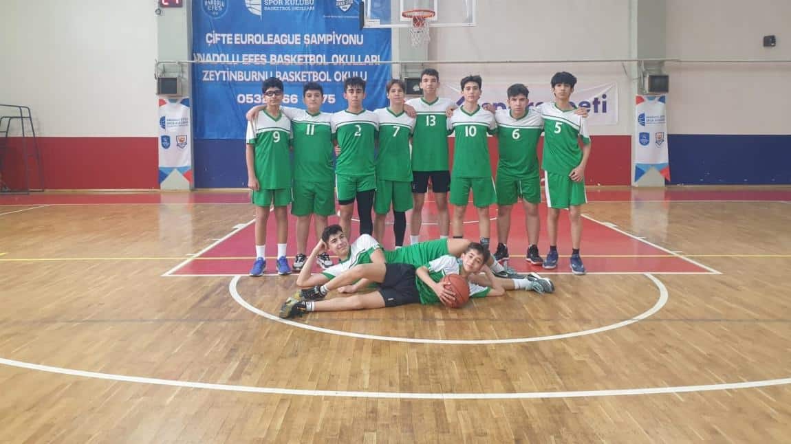 Okulumuz Yıldız erkek basketbol takımı Zeytinburnu ilçe şenlikleri müsabakasında rakibi Ayhan Sahenk Ortaokulu nu 43-16 mağlup etmiştir. Öğrencilerimizi tebrik ederiz. 